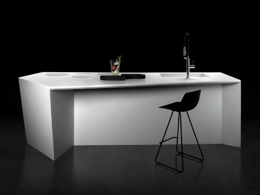 Cucina Design a isola dalla forma irregolare e scultorea Y45 in Corian Bianco di Key Cucine