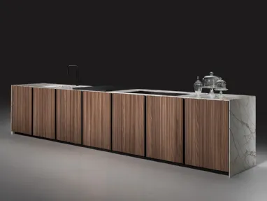 Cucina Design a isola KU45 Stripe in Noce Canaletto con top e fianchi in marmo Melbourne di Key Cucine