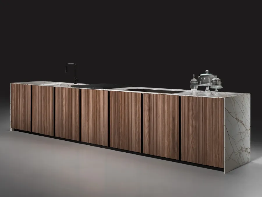 Cucina Design a isola KU45 Stripe in Noce Canaletto con top e fianchi in marmo Melbourne di Key Cucine